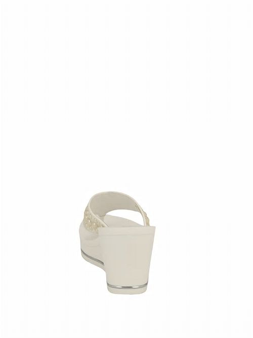 Guess Silus Pearl Wedge Sandals Wit | GUESS-SN29727