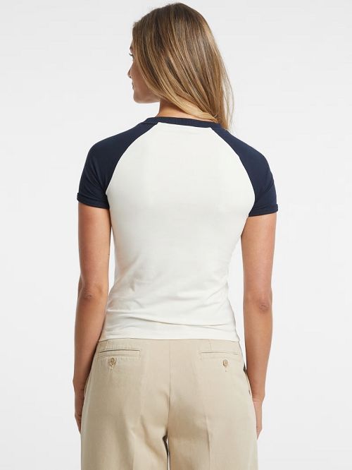 Guess Slim Crest Logo Raglan Tee Wit | GUESS-SN27311